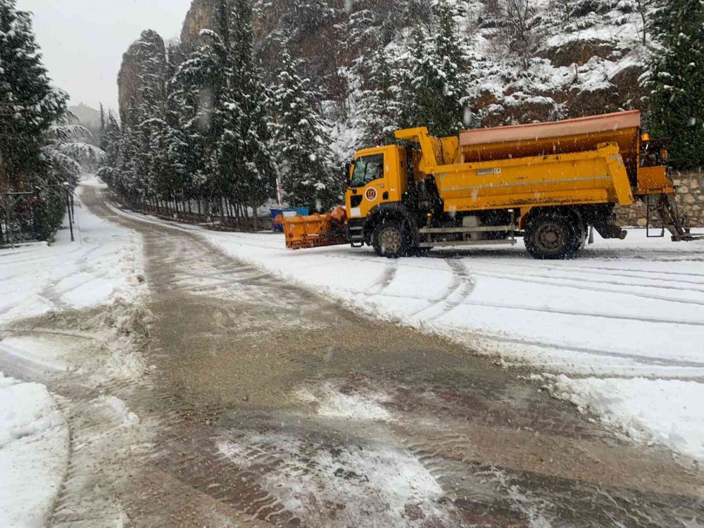 Şeyh Edebali Türbesi’nde ekiplerin kar mesaisi
