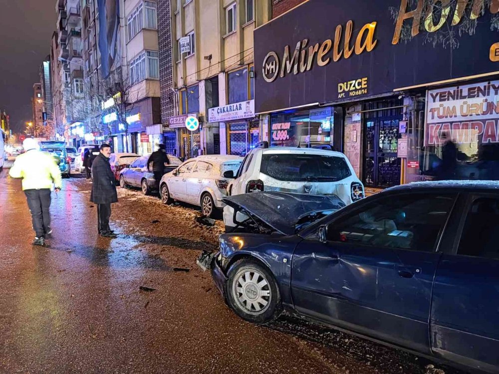 Alkollü sürücü 5 araca çarparak durabildi