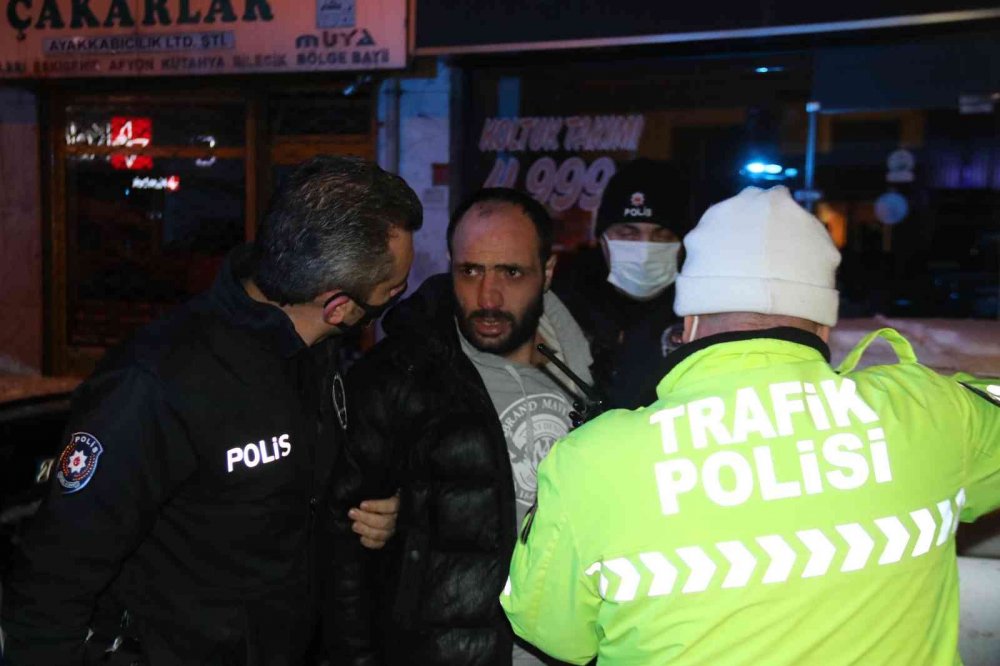 Alkollü sürücü 5 araca çarparak durabildi