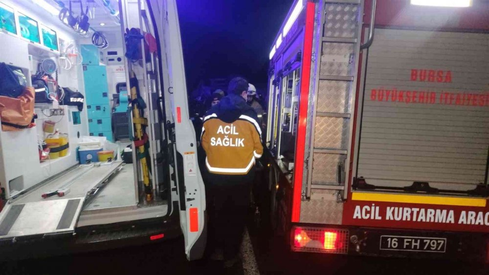 Kontrolden çıkan kamyon devrildi