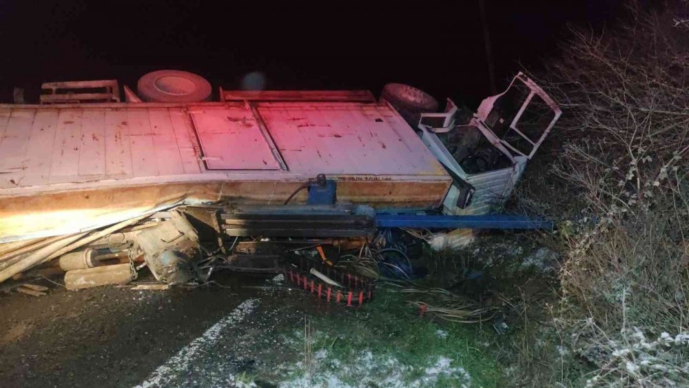 Kontrolden çıkan kamyon devrildi