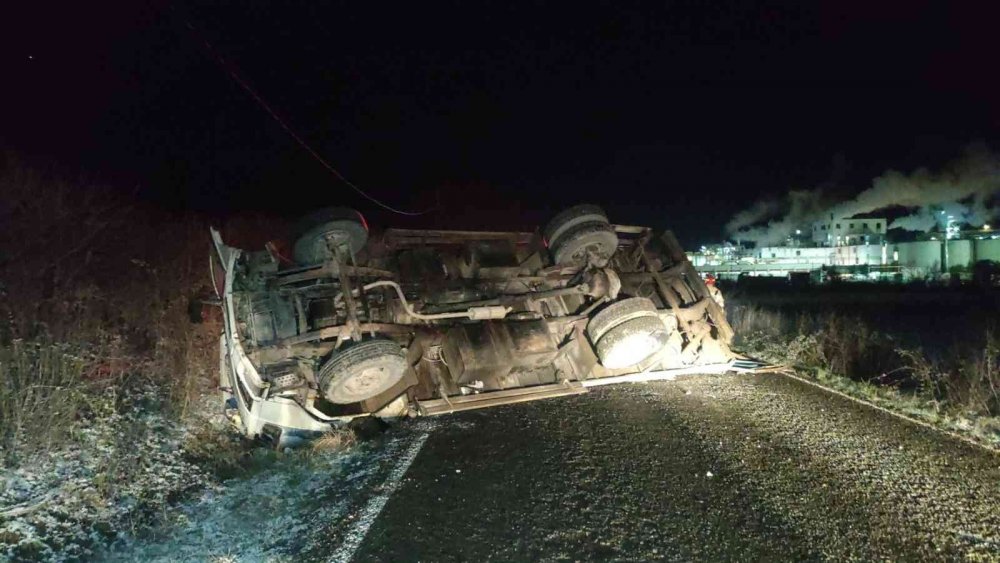 Kontrolden çıkan kamyon devrildi