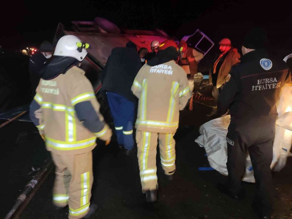 Kontrolden çıkan kamyon devrildi