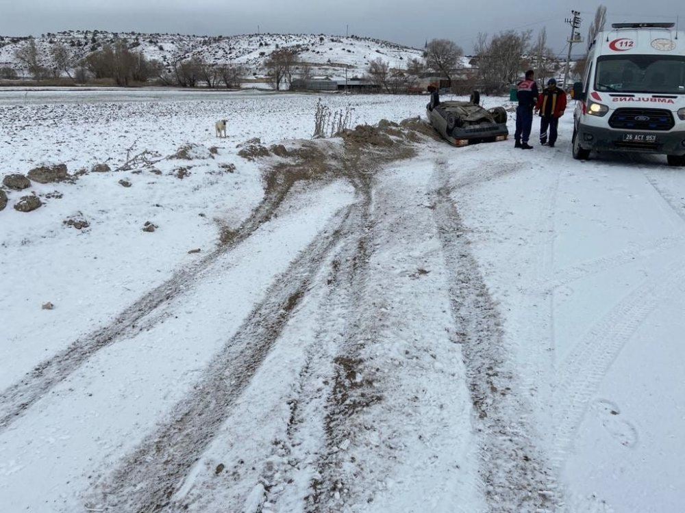 Yoldan çıkarak takla attı