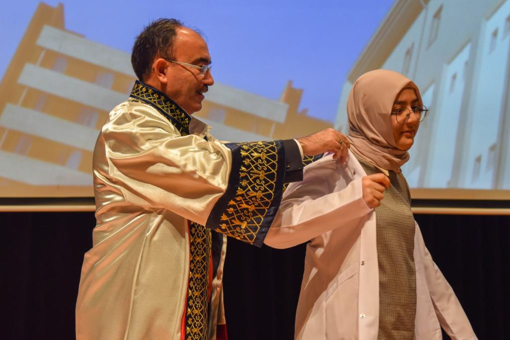 bilecik-seyh-edebali-universitesi-ogrencileri-beyaz-onlukleri-giydiler-001.jpeg
