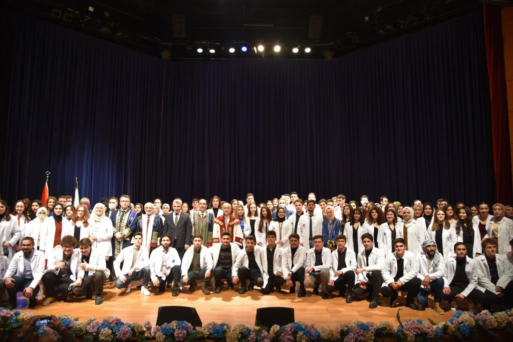 bilecik-seyh-edebali-universitesi-ogrencileri-beyaz-onlukleri-giydiler-002.jpeg