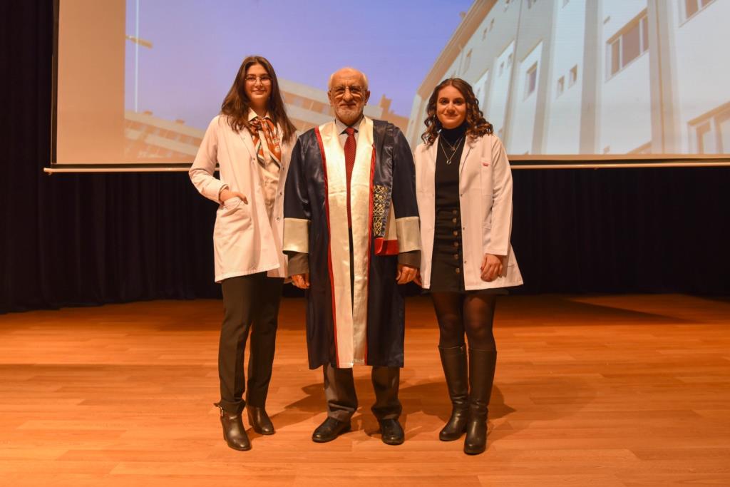 bilecik-seyh-edebali-universitesi-ogrencileri-beyaz-onlukleri-giydiler-003.jpeg