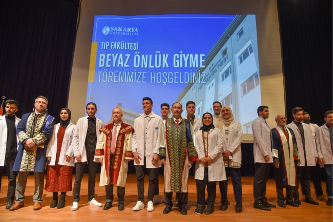 tip-fakultesi-ogrencileri-beyaz-onluk-giydi1.jpg