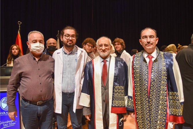 tip-fakultesi-ogrencileri-beyaz-onluk-giydi3.jpg