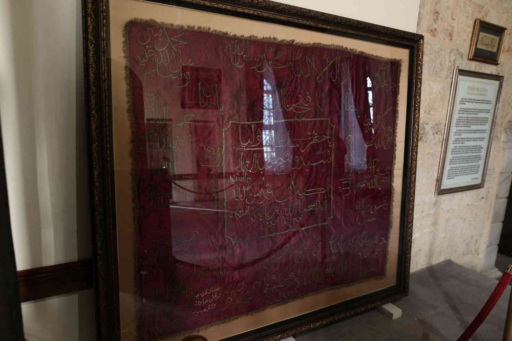 180 yıllık sancak gün yüzüne çıktı