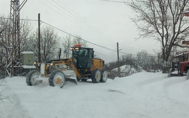 Kar nedeniyle kapanan köy yollarını açma çalışmaları sürüyor