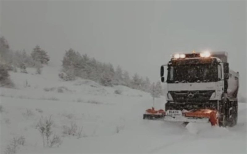Kar nedeniyle kapanan köy yollarını açma çalışmaları sürüyor