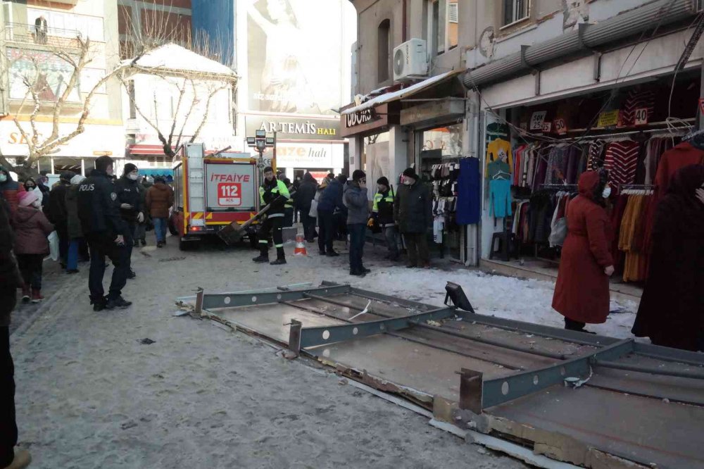 Kar yığınını taşıyamayan tente çöktü