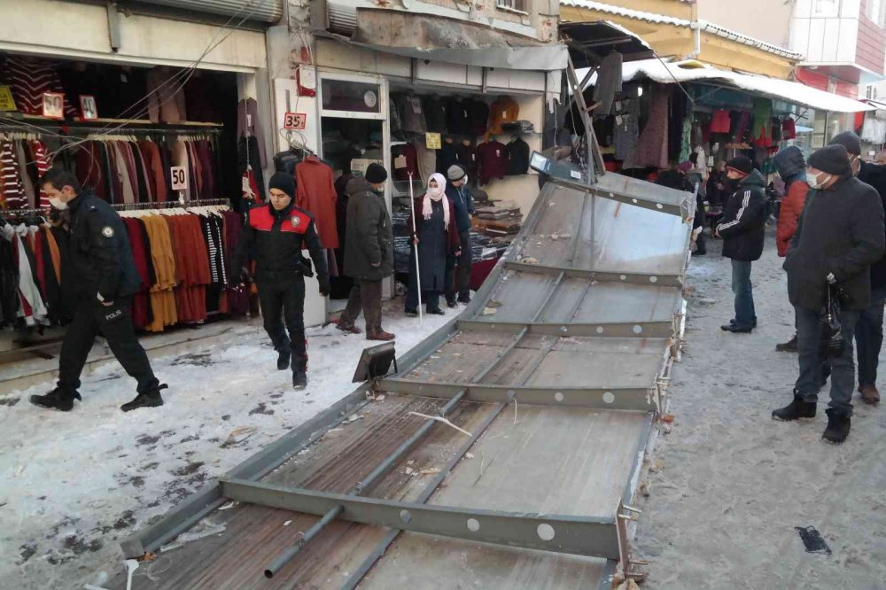 Kar yığınını taşıyamayan tente çöktü