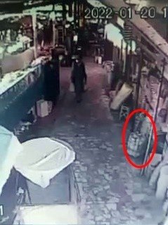 İçi dolu pazar arabasını işte böyle çaldı