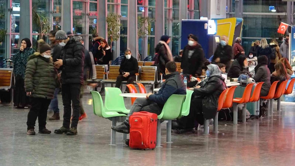 Yüzlerce vatandaş terminalde kaldı