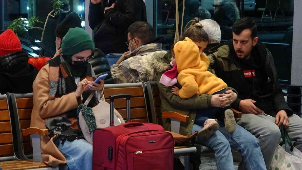 Yüzlerce vatandaş terminalde kaldı
