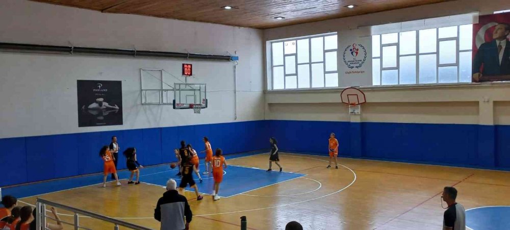 Bozüyük Belediyesi Eğitim ve Spor Kulübü kızlar basketbol takımları galibiyetlerle başladı