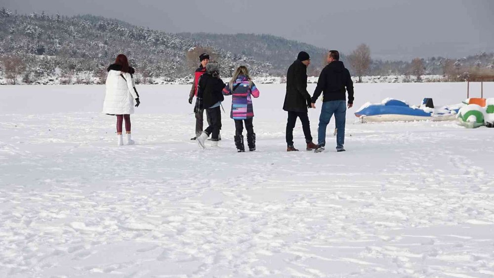 Doğa harikası gölet dondu