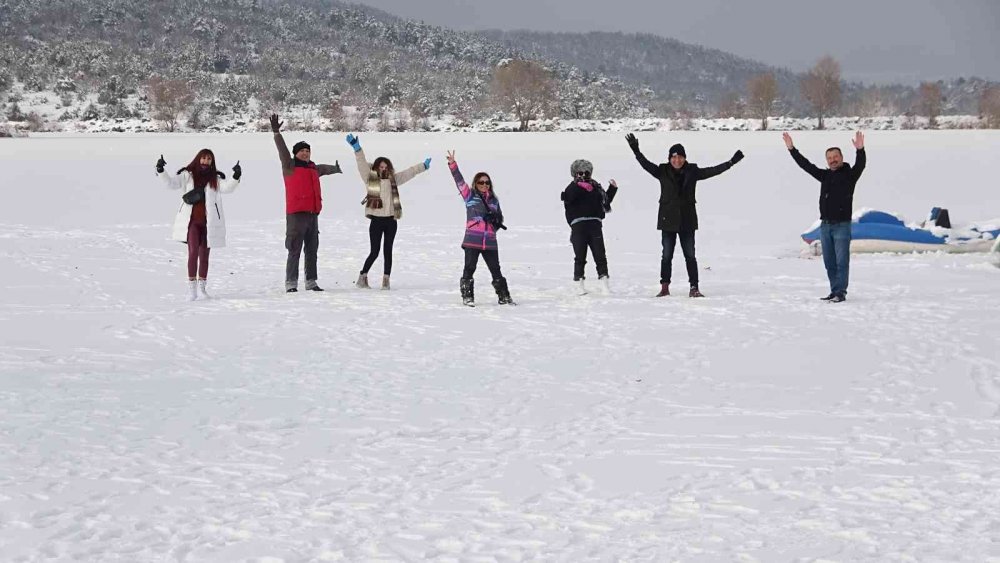 Doğa harikası gölet dondu