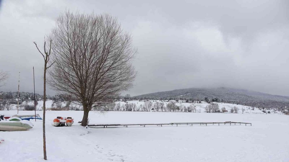 Doğa harikası gölet dondu