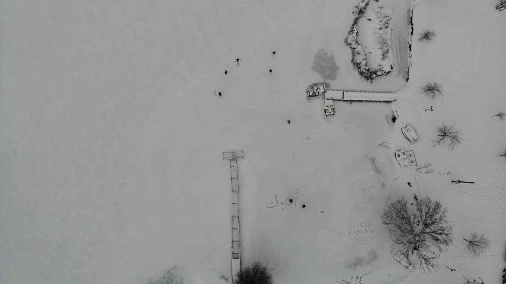 Doğa harikası gölet dondu