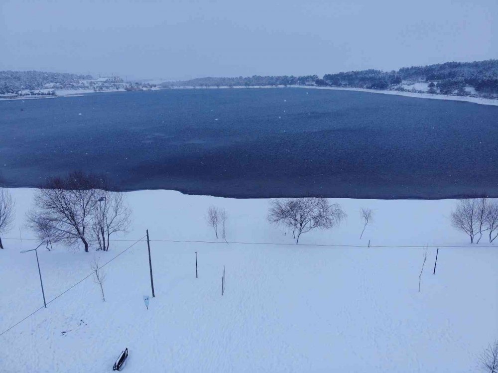 Havadan dron ile görüntülenen gölet adeta göz kamaştırdı