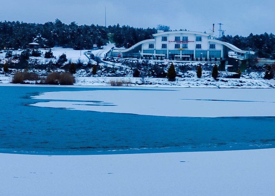 Havadan dron ile görüntülenen gölet adeta göz kamaştırdı