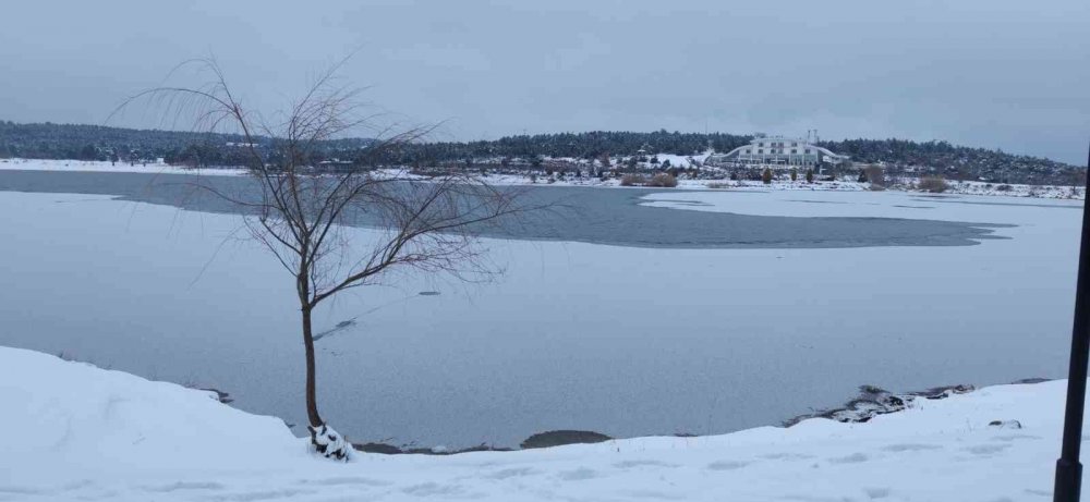 Havadan dron ile görüntülenen gölet adeta göz kamaştırdı