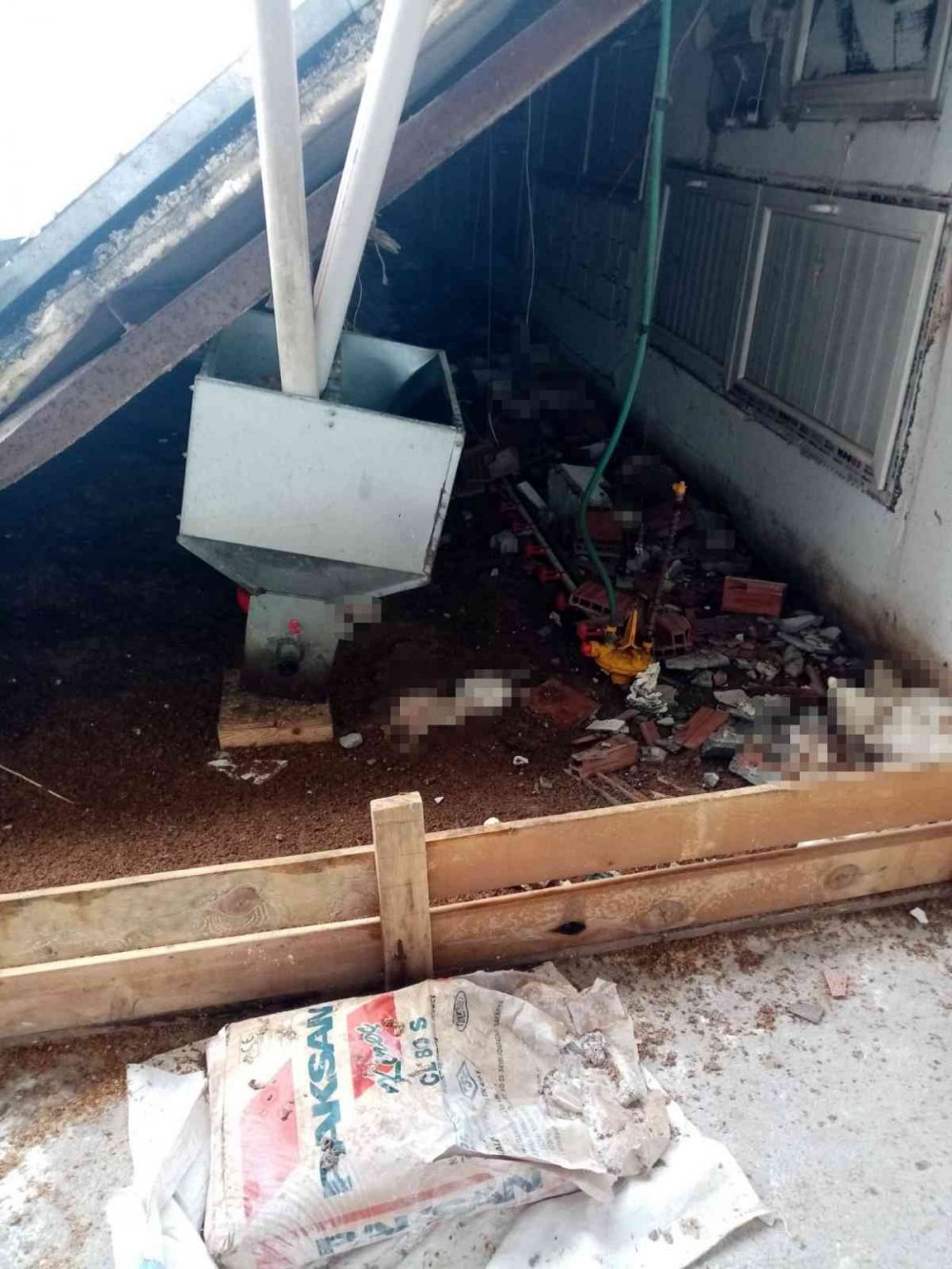 Kara dayanamayan çiftlik çatısı çöktü