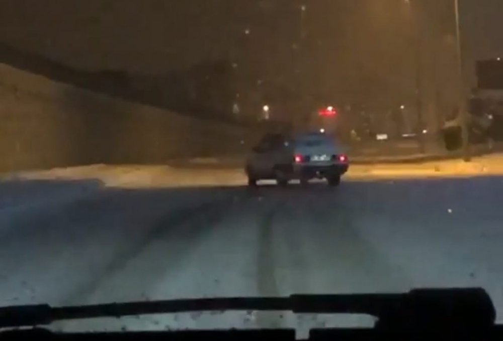 Karda drift yapan araçlar kameraya yansıdı