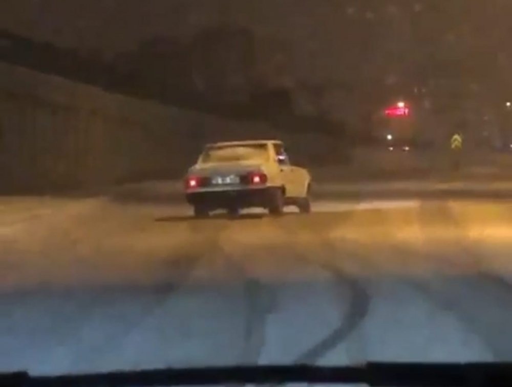 Karda drift yapan araçlar kameraya yansıdı