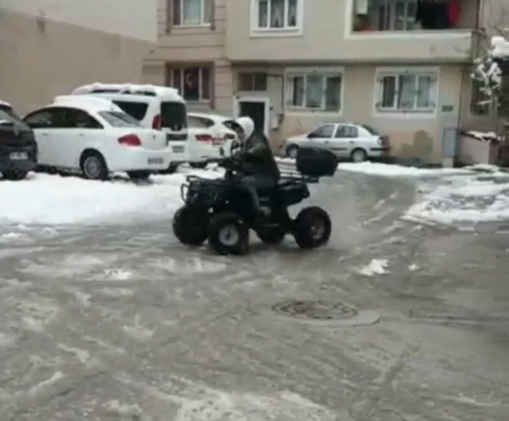 Karda drift yapan araçlar kameraya yansıdı