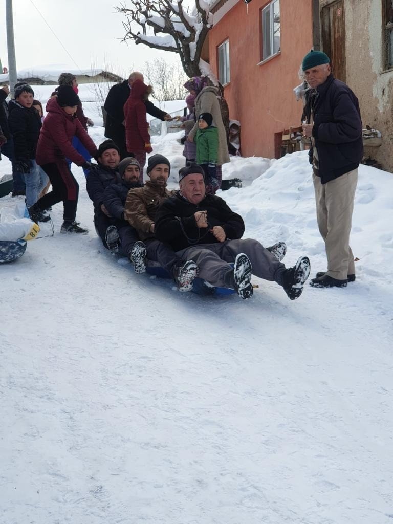 Kaymakam Raşit Kurt, vatandaşlarla kızağa binerek kayak yaptı