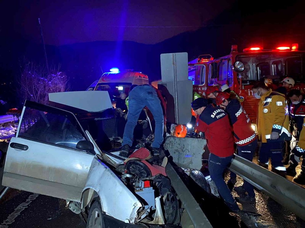 Bariyerlere ok gibi saplanan otomobil hurdaya döndü