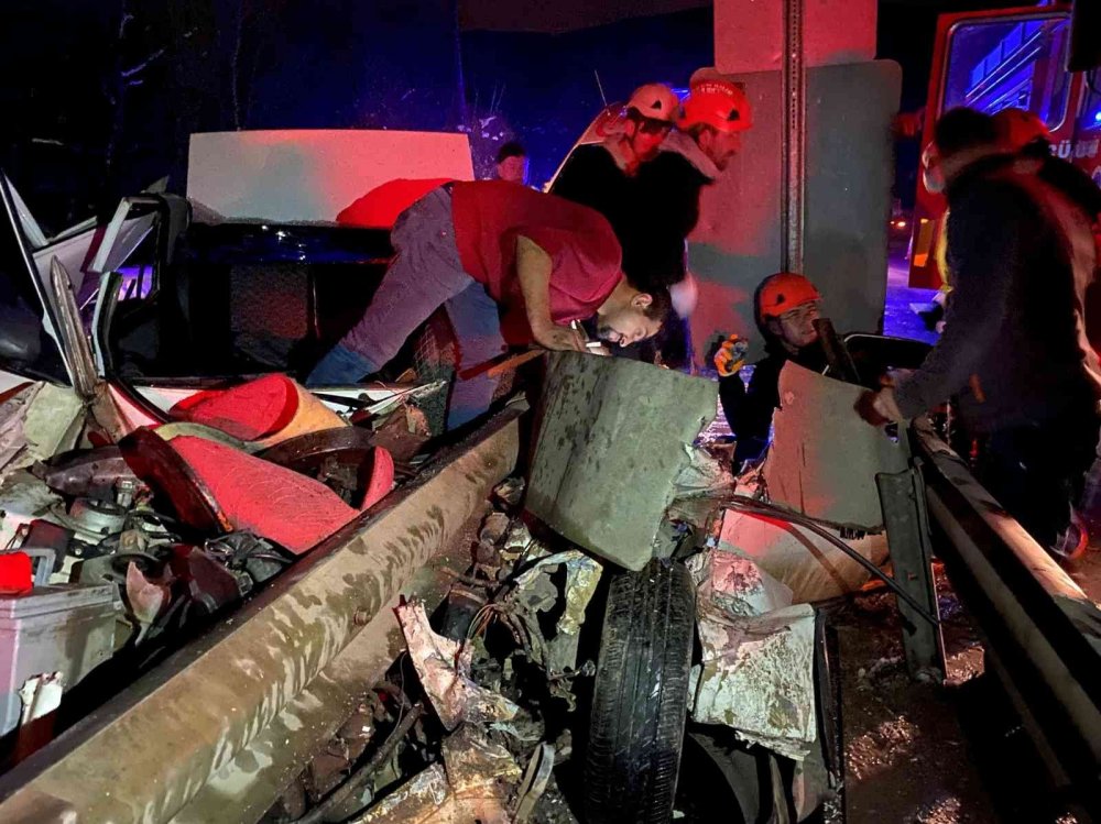 Bariyerlere ok gibi saplanan otomobil hurdaya döndü