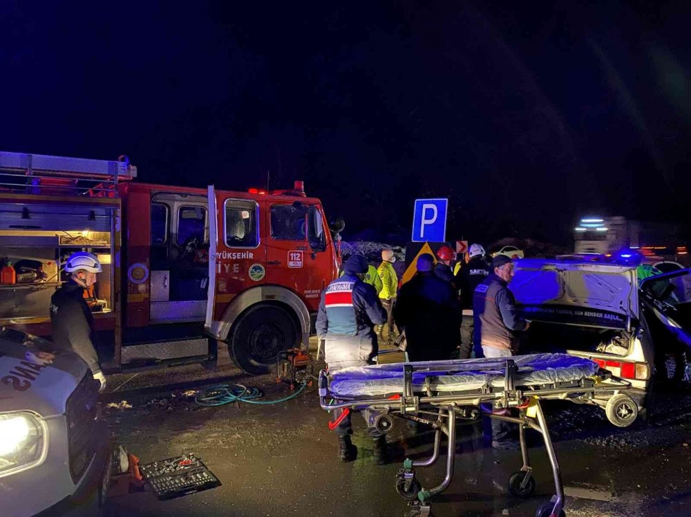 Bariyerlere ok gibi saplanan otomobil hurdaya döndü