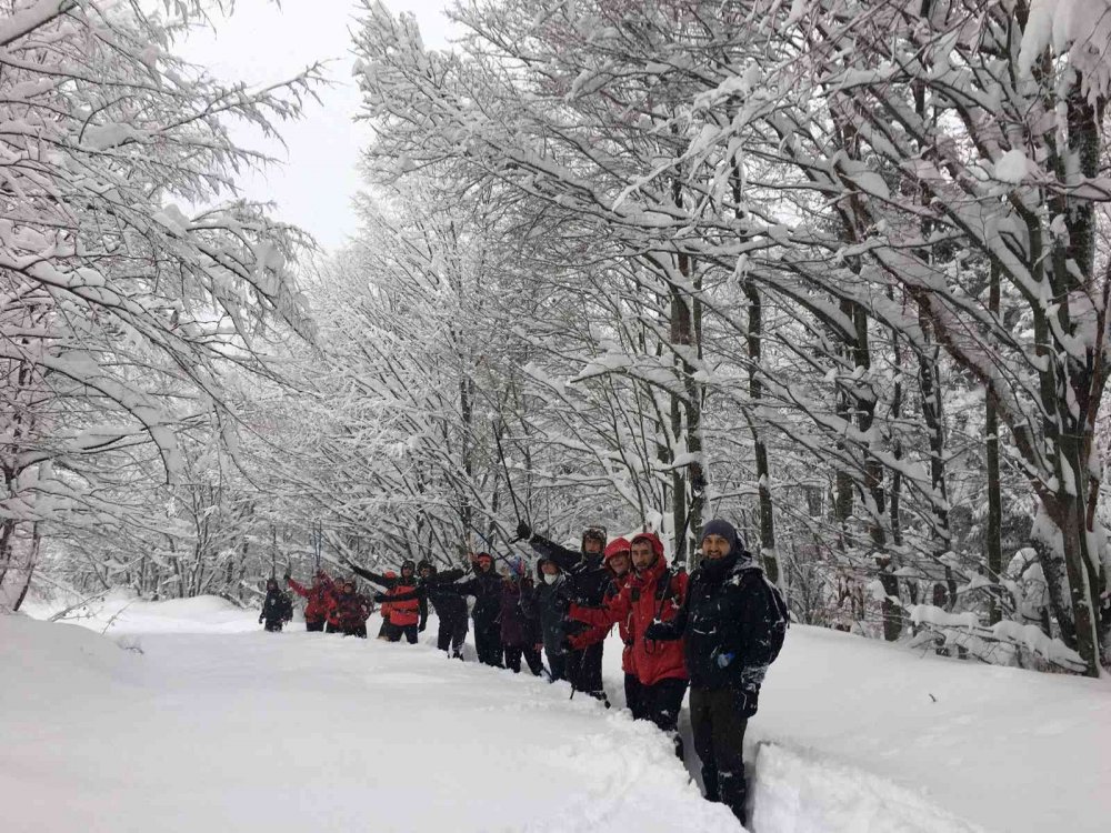Dağcıların 12 kilometrelik kar yürüyüşü
