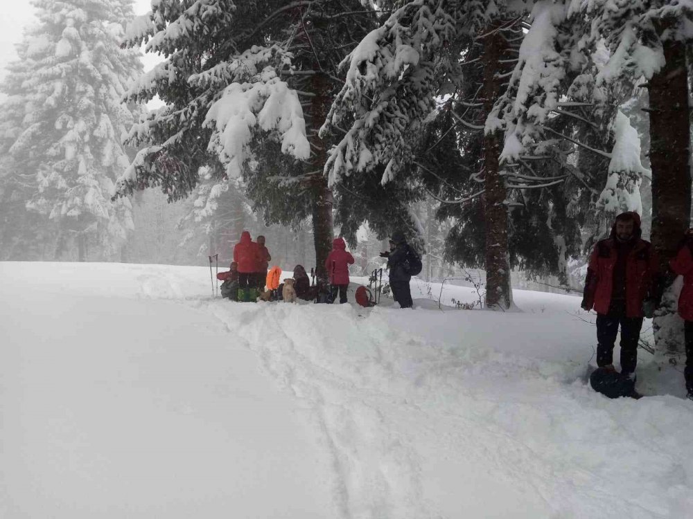 Dağcıların 12 kilometrelik kar yürüyüşü