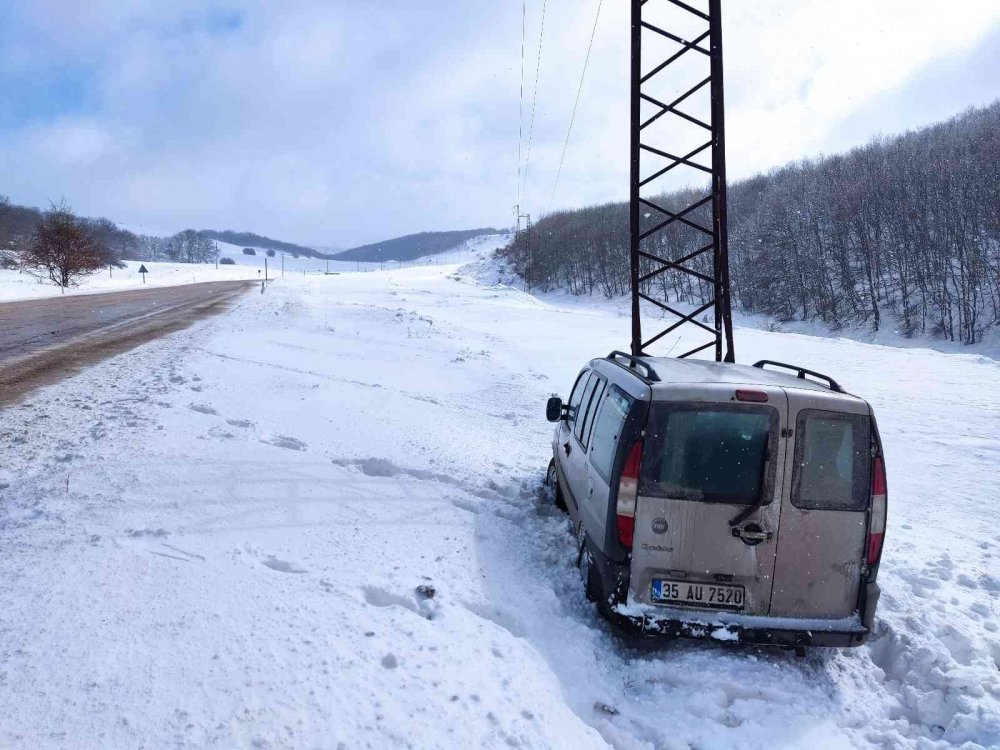 Hafif ticari araç yüksek gerilim direğine çarptı