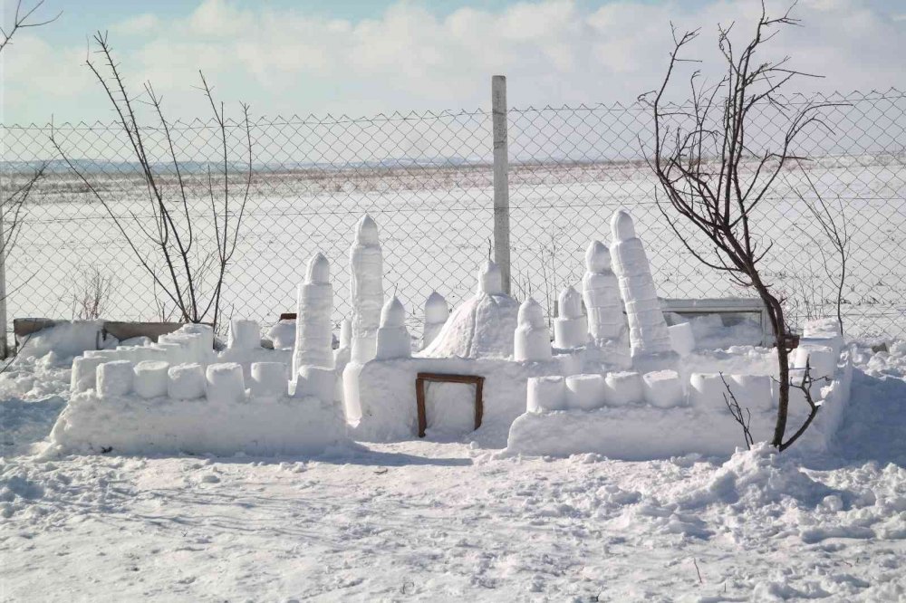 Herkes kardan adam yaparken onlar 8 minareli cami yaptı