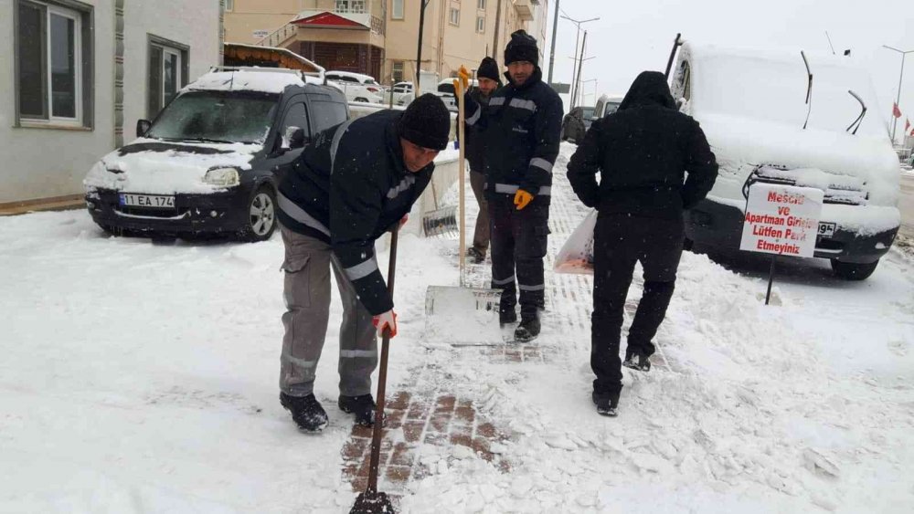 Kaldırım ve merdivenlerdeki karlar solüsyonla eritiliyor