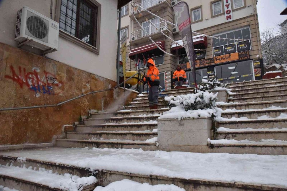Kaldırım ve merdivenlerdeki karlar solüsyonla eritiliyor