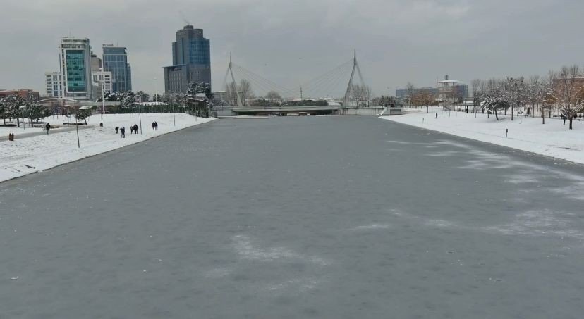 Nilüfer deresi buz tuttu