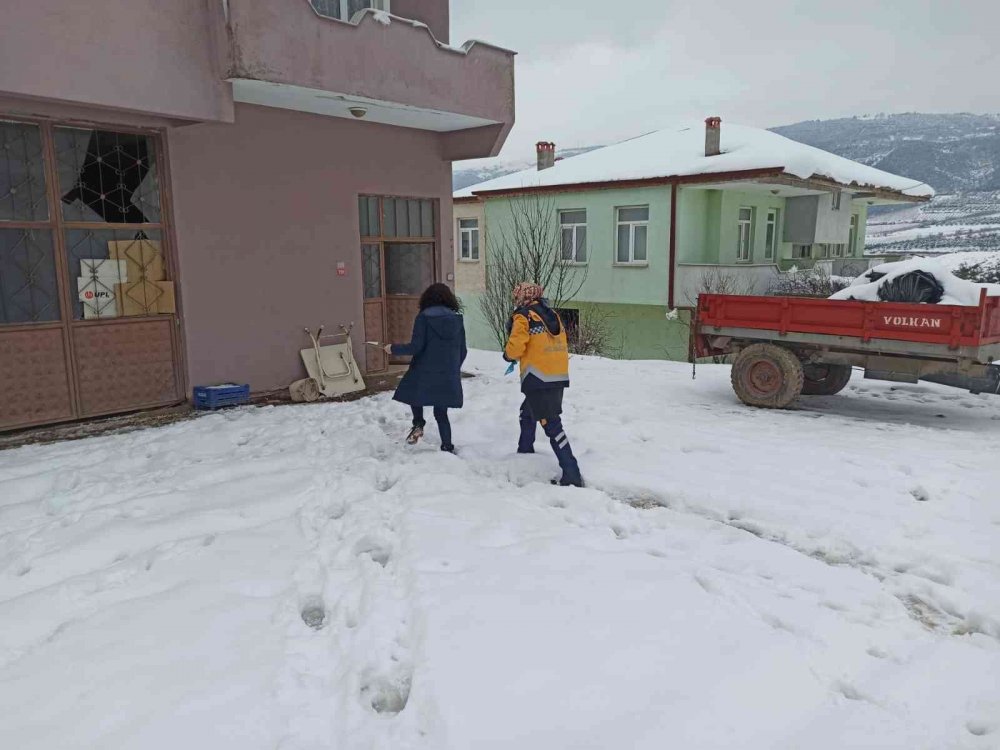 Sağlık ekipleri kar kış demeden fedakârca aşılama çalışmalarını sürdürüyor