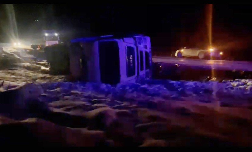 Tır şarampole devrildi