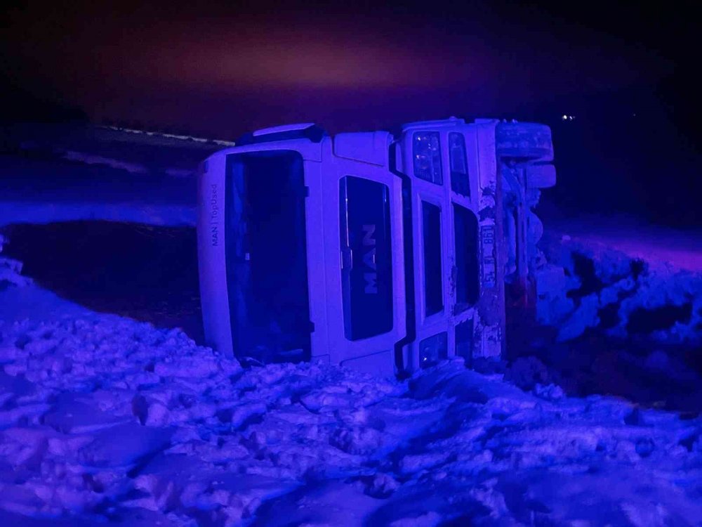 Tır şarampole devrildi