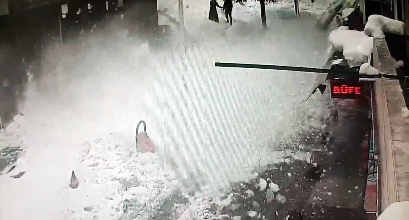 Apartmanın çatısından düşen kar kütlesi faciaya yol açıyordu