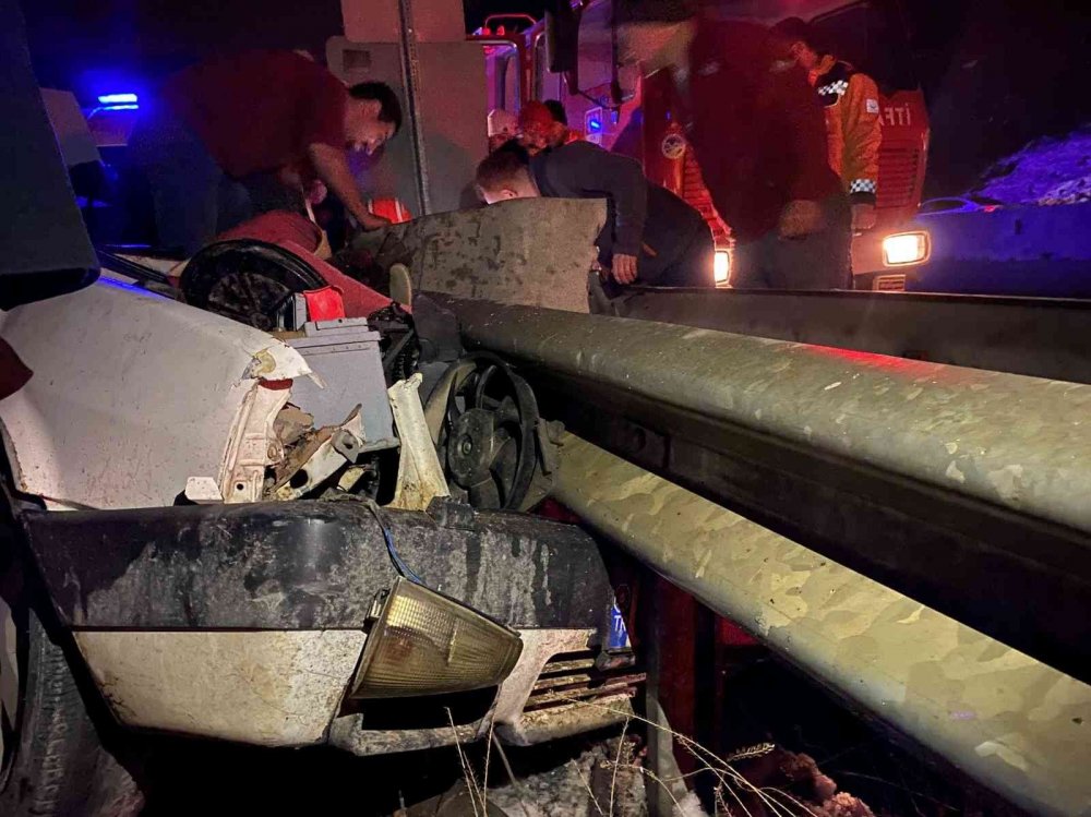 Bariyerlere ok gibi saplanan otomobilin ibresi 140’a takılı kaldı