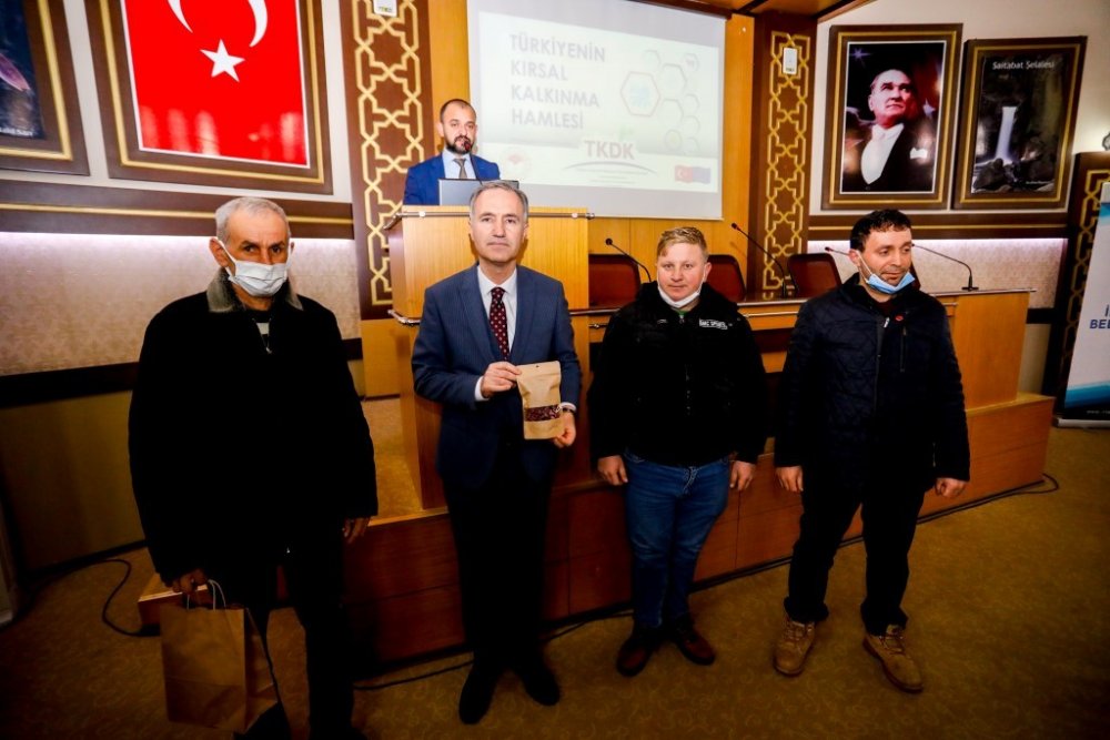 İlk hasadın çayını Başkan Taban’a hediye ettiler